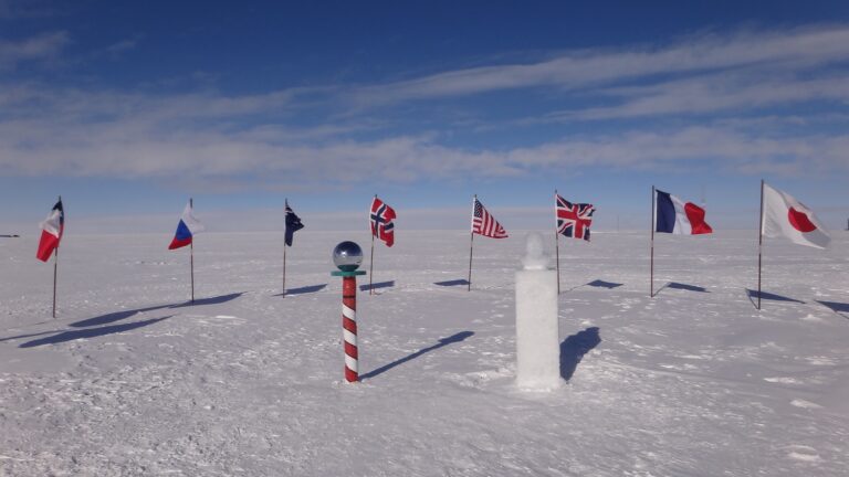 On représente un paysage nordique recouverts de neige blanche, avec au centre plusieurs drapeaux de différent pays.