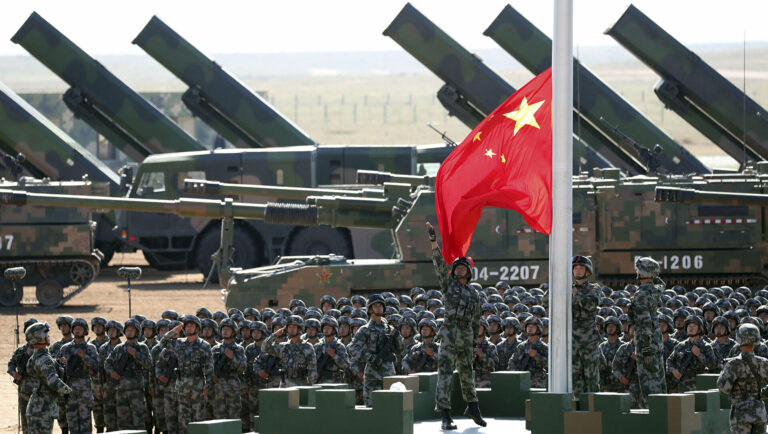 On voit la Chine avec plus de 500 soldats et plusieurs camions d'armée prêtes à lancer des missiles